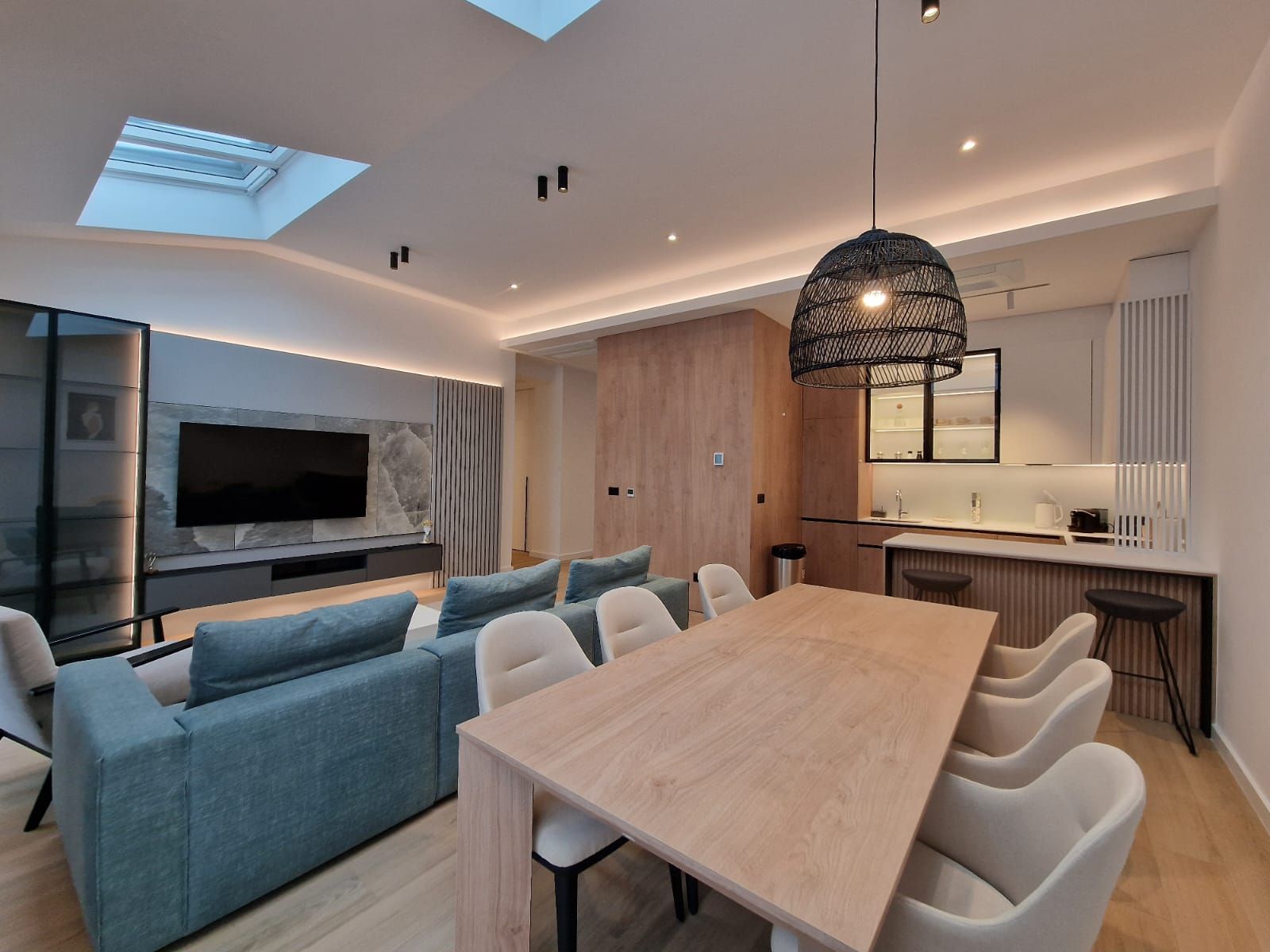 amforaproperty.com/EKSKLUZIVNO! Nov, luksuzan i potpuno opremljen dvosoban stan 106.13m² u prestižnom stambenom kompleksu – Budva