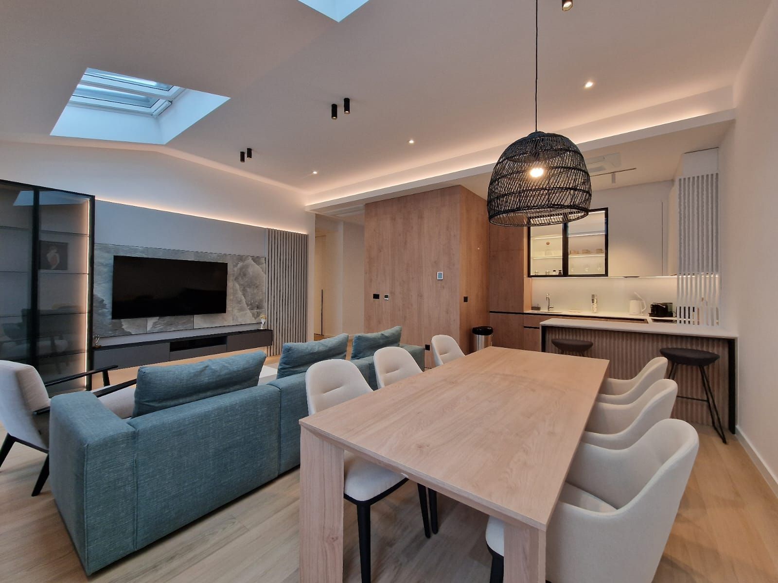 amforaproperty.com/EKSKLUZIVNO! Nov, luksuzan i potpuno opremljen dvosoban stan 106.13m² u prestižnom stambenom kompleksu – Budva