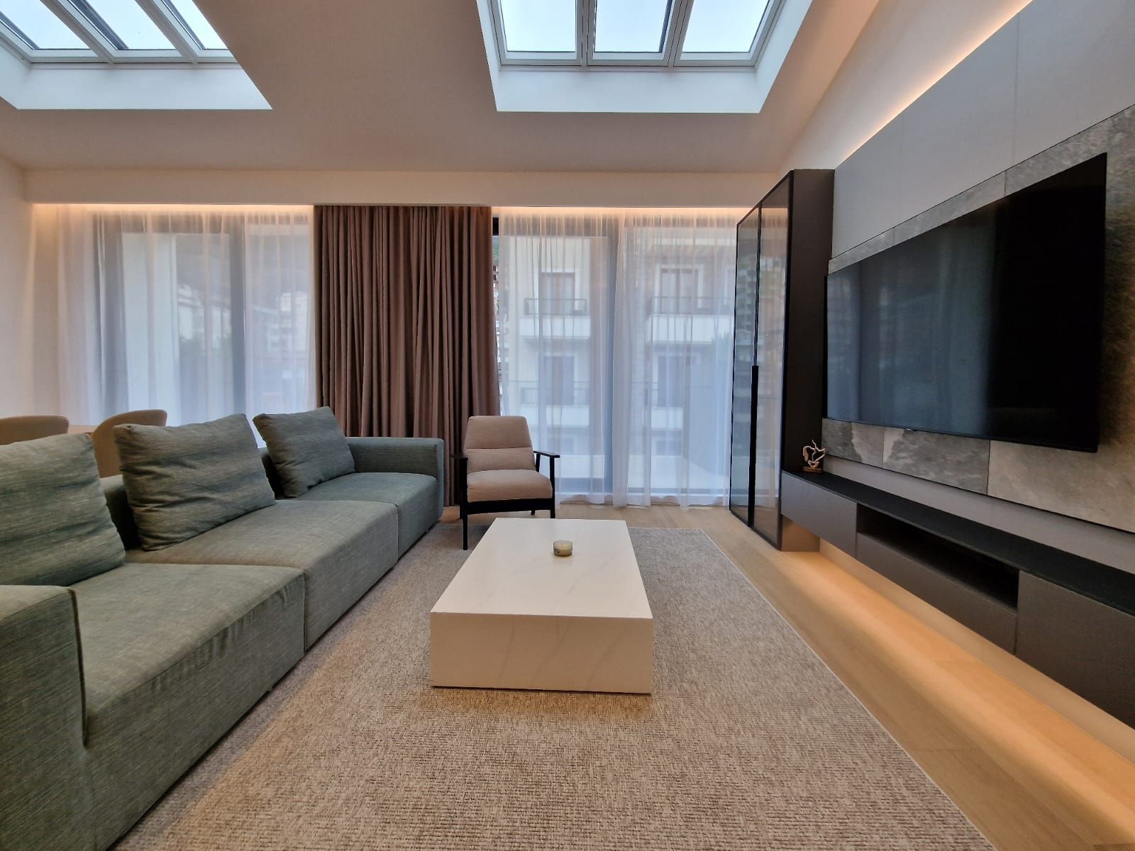 amforaproperty.com/EKSKLUZIVNO! Nov, luksuzan i potpuno opremljen dvosoban stan 106.13m² u prestižnom stambenom kompleksu – Budva