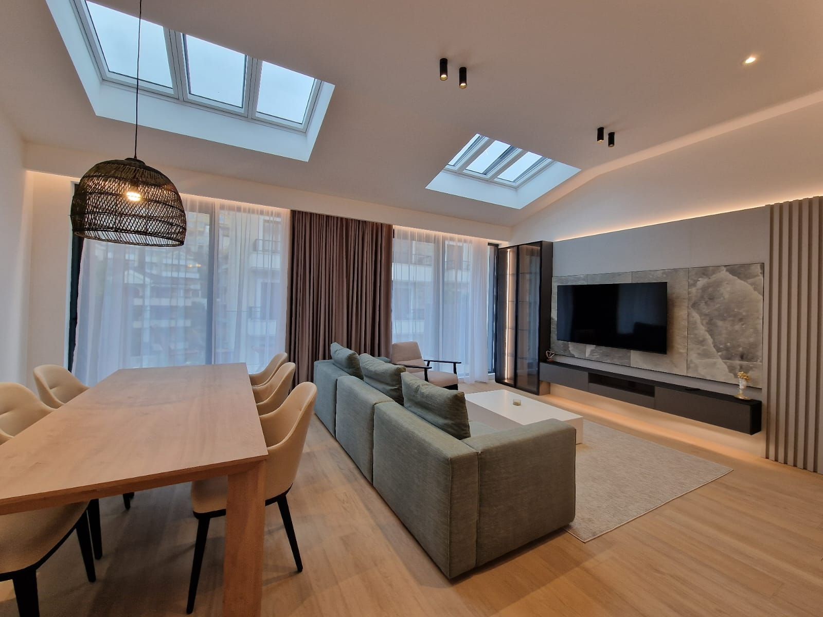 amforaproperty.com/EKSKLUZIVNO! Nov, luksuzan i potpuno opremljen dvosoban stan 106.13m² u prestižnom stambenom kompleksu – Budva