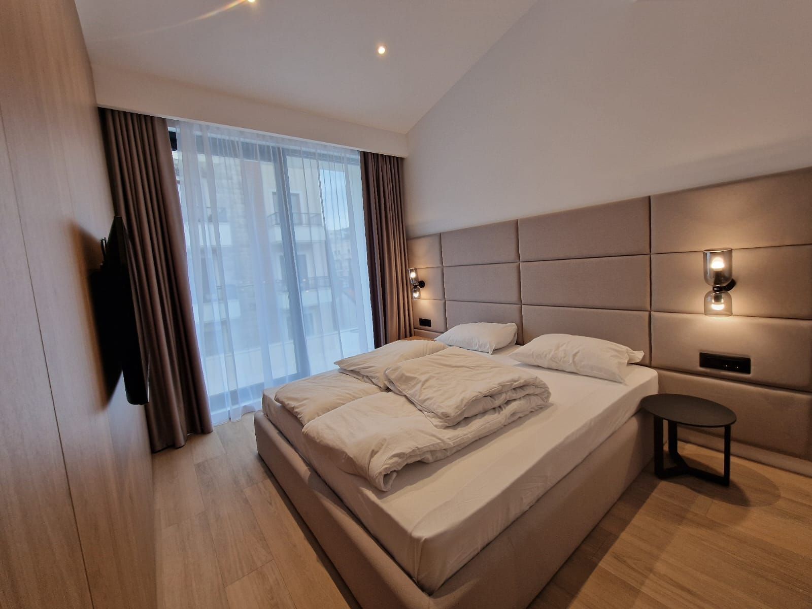 amforaproperty.com/EKSKLUZIVNO! Nov, luksuzan i potpuno opremljen dvosoban stan 106.13m² u prestižnom stambenom kompleksu – Budva