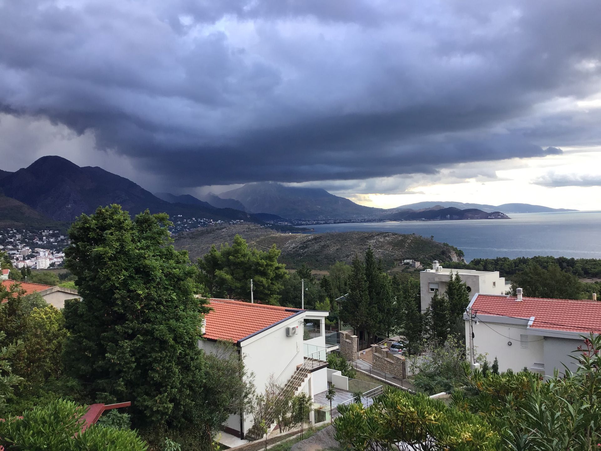 amforaproperty.com/Porodična kuća 260m² sa pogledom na more – Sutomore, Zagradje