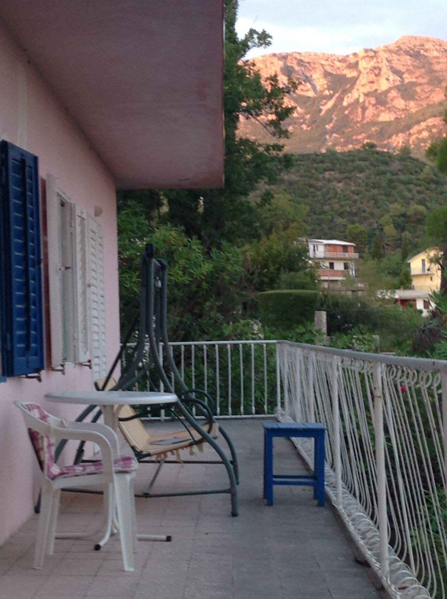amforaproperty.com/Porodična kuća 260m² sa pogledom na more – Sutomore, Zagradje