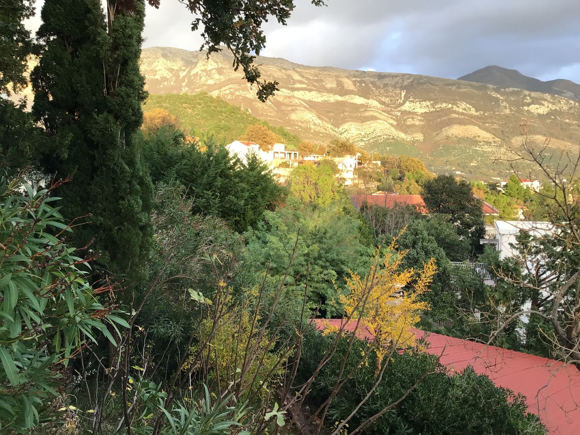amforaproperty.com/Porodična kuća 260m² sa pogledom na more – Sutomore, Zagradje
