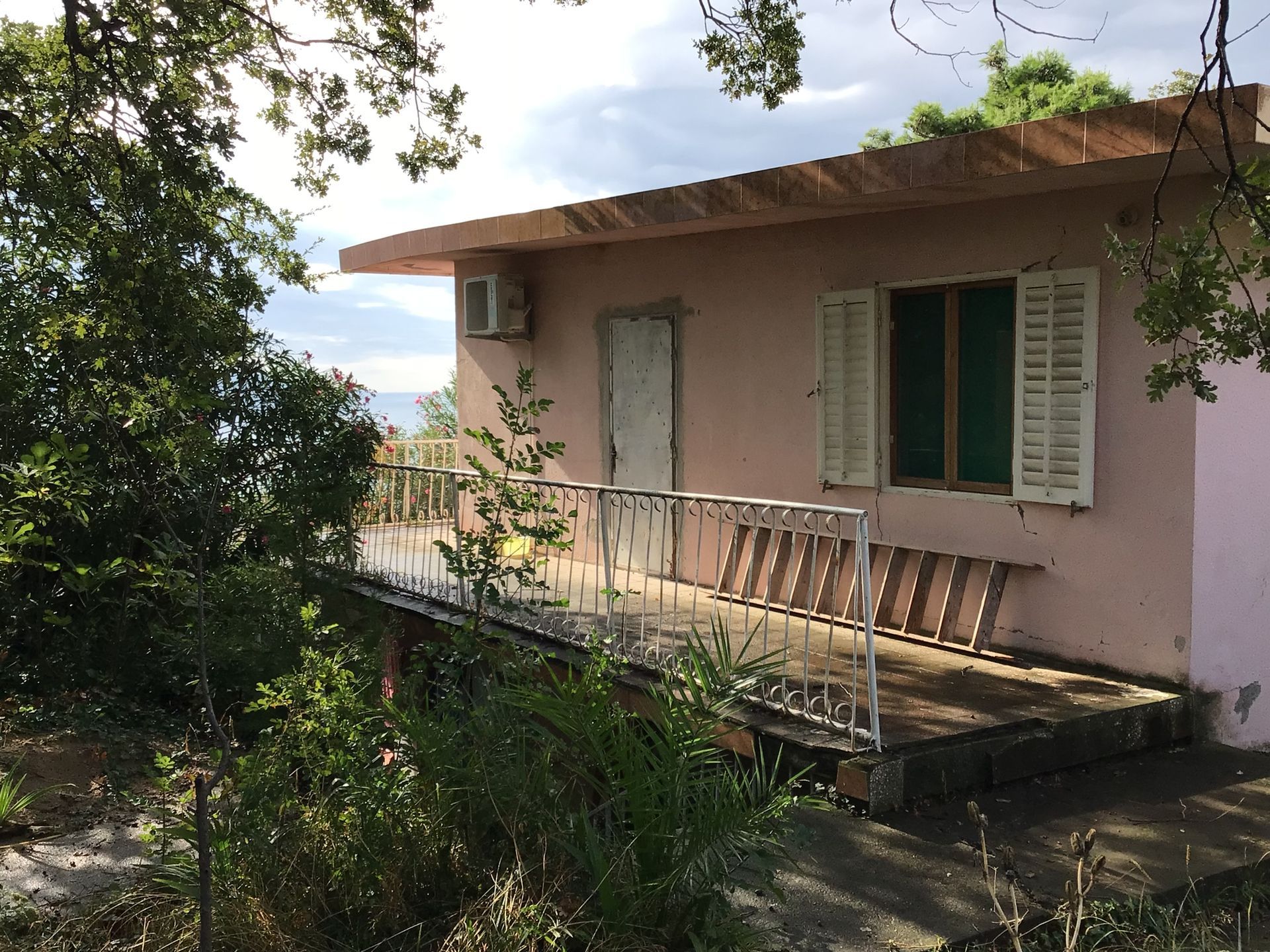 amforaproperty.com/Porodična kuća 260m² sa pogledom na more – Sutomore, Zagradje
