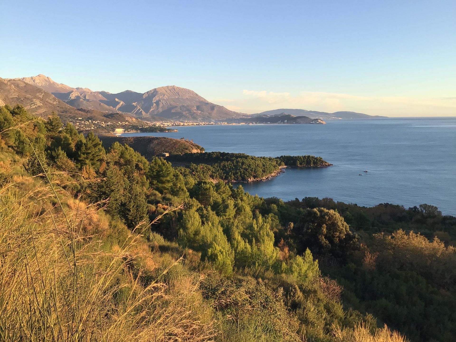 amforaproperty.com/Porodična kuća 260m² sa pogledom na more – Sutomore, Zagradje
