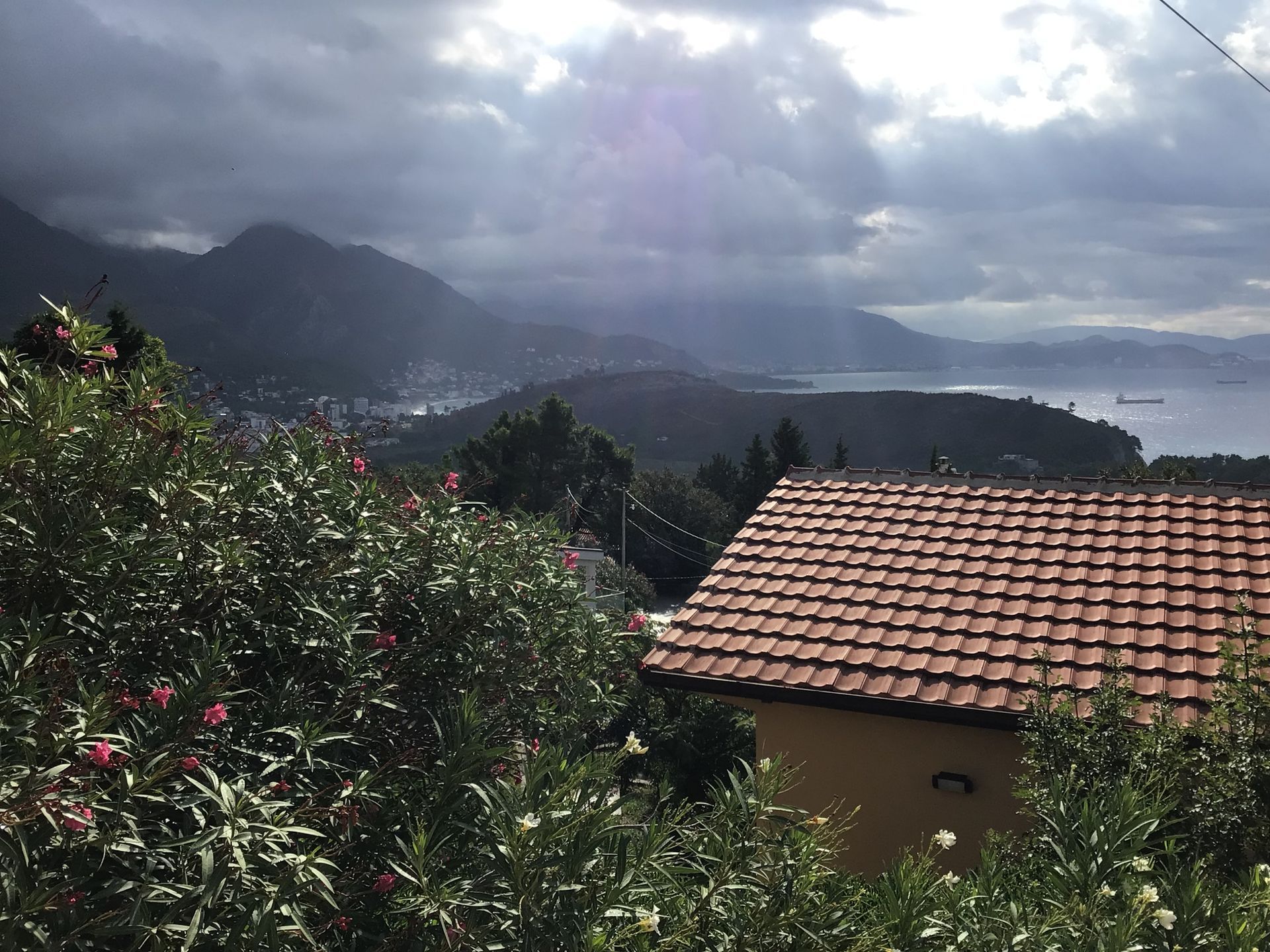 amforaproperty.com/Porodična kuća 260m² sa pogledom na more – Sutomore, Zagradje