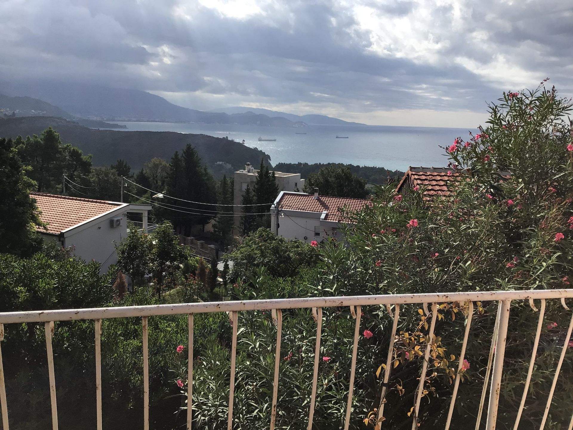 amforaproperty.com/Porodična kuća 260m² sa pogledom na more – Sutomore, Zagradje
