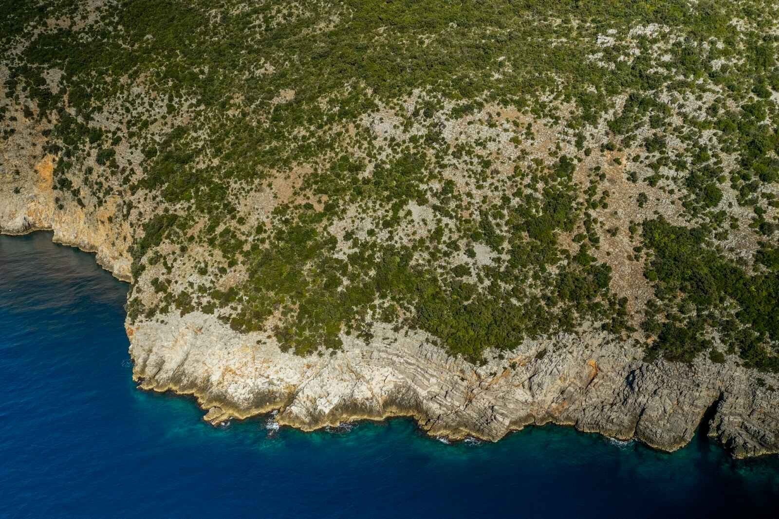 Jedinstven plac površine 2500m2 na samoj obali mora, Zagora,opština Kotor.  (Mogućnost plaćanja kriptovalutama) - Amfora Real Estate