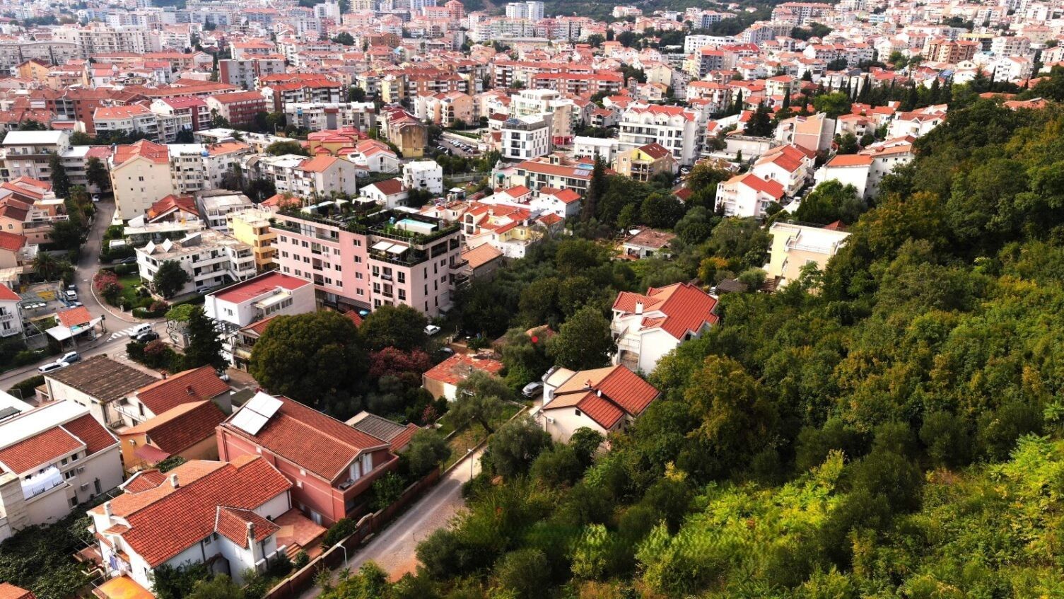 Ekskluzivno! Urbanizovan plac 1967 m² u Budvi – Fantastična lokacija! - Amfora Real Estate