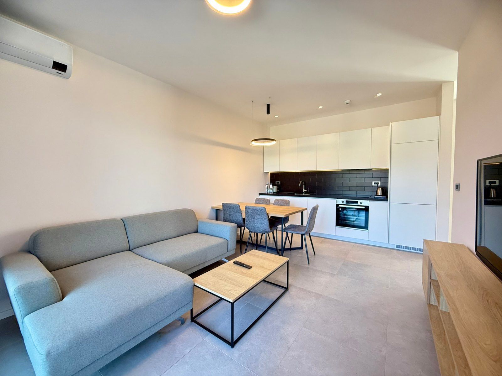 amforaproperty.com/Luksuzan trosoban stan 79.7 u prestižnom kompleksu sa bazenom-Kavač, Kotor