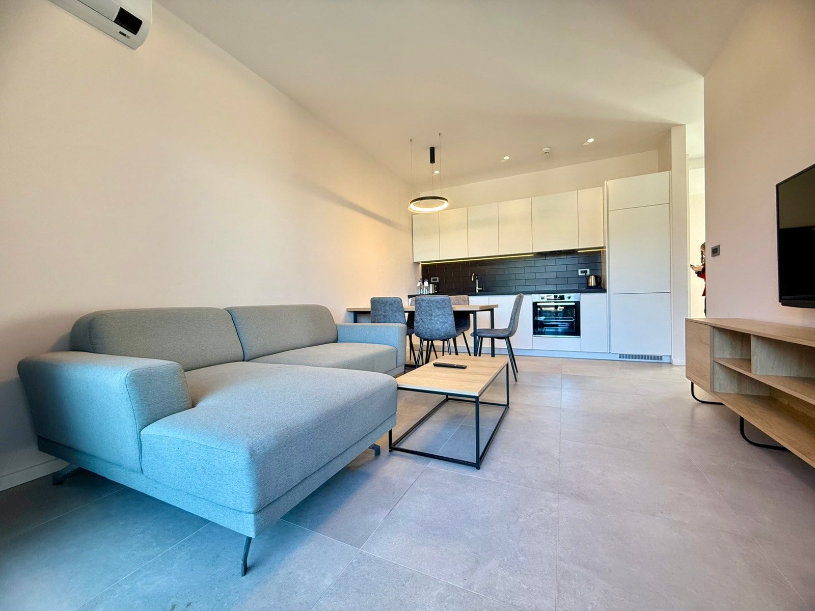 amforaproperty.com/Luksuzan trosoban stan 79.7 u prestižnom kompleksu sa bazenom-Kavač, Kotor