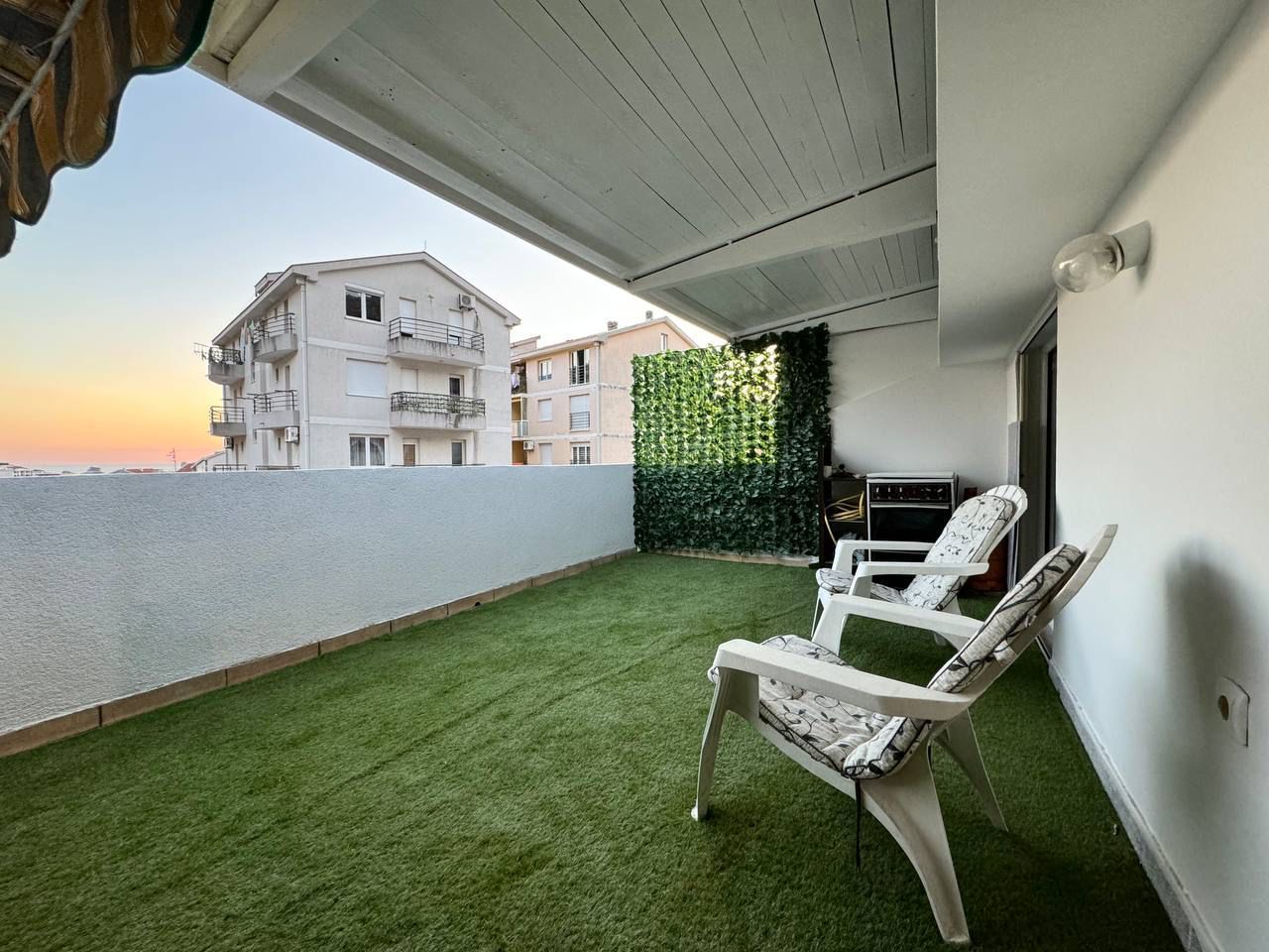 amforaproperty.com/Moderno opremljen jednosoban stan 34m2 + 20m2 terase,Budva-Lazi