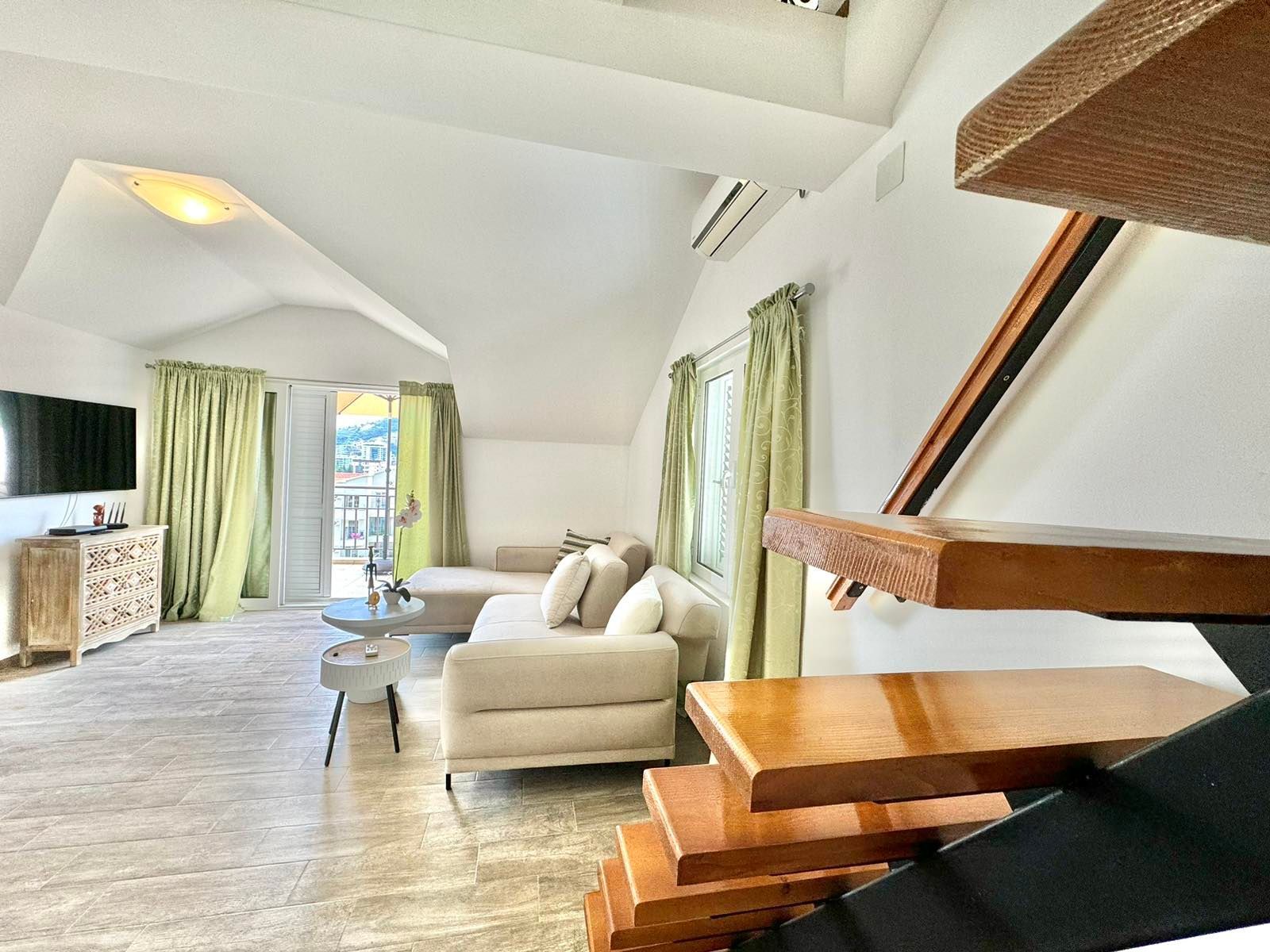 amforaproperty.com/Dvosoban dupleks stan 120m2 sa pogledom na more na atraktivnoj lokaciji u Budvi (NA DUZI PERIOD)