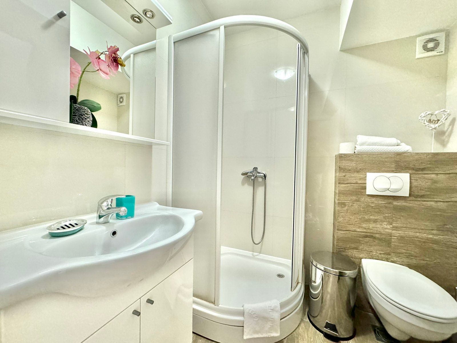 amforaproperty.com/Dvosoban dupleks stan 120m2 sa pogledom na more na atraktivnoj lokaciji u Budvi (NA DUZI PERIOD)