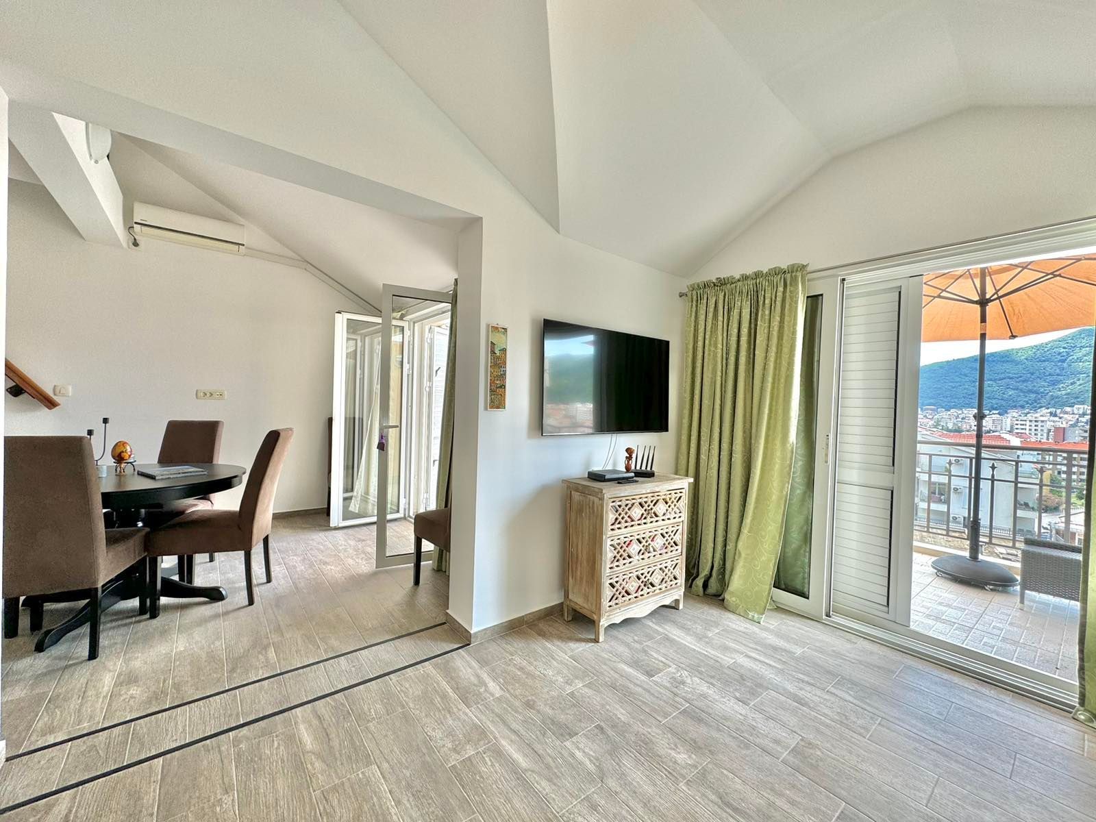 amforaproperty.com/Dvosoban dupleks stan 120m2 sa pogledom na more na atraktivnoj lokaciji u Budvi (NA DUZI PERIOD)