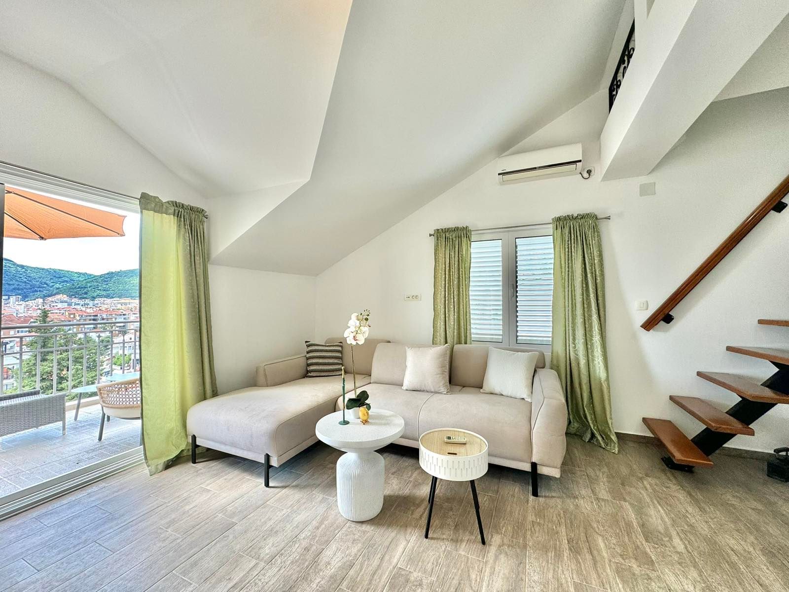 amforaproperty.com/Dvosoban dupleks stan 120m2 sa pogledom na more na atraktivnoj lokaciji u Budvi (NA DUZI PERIOD)