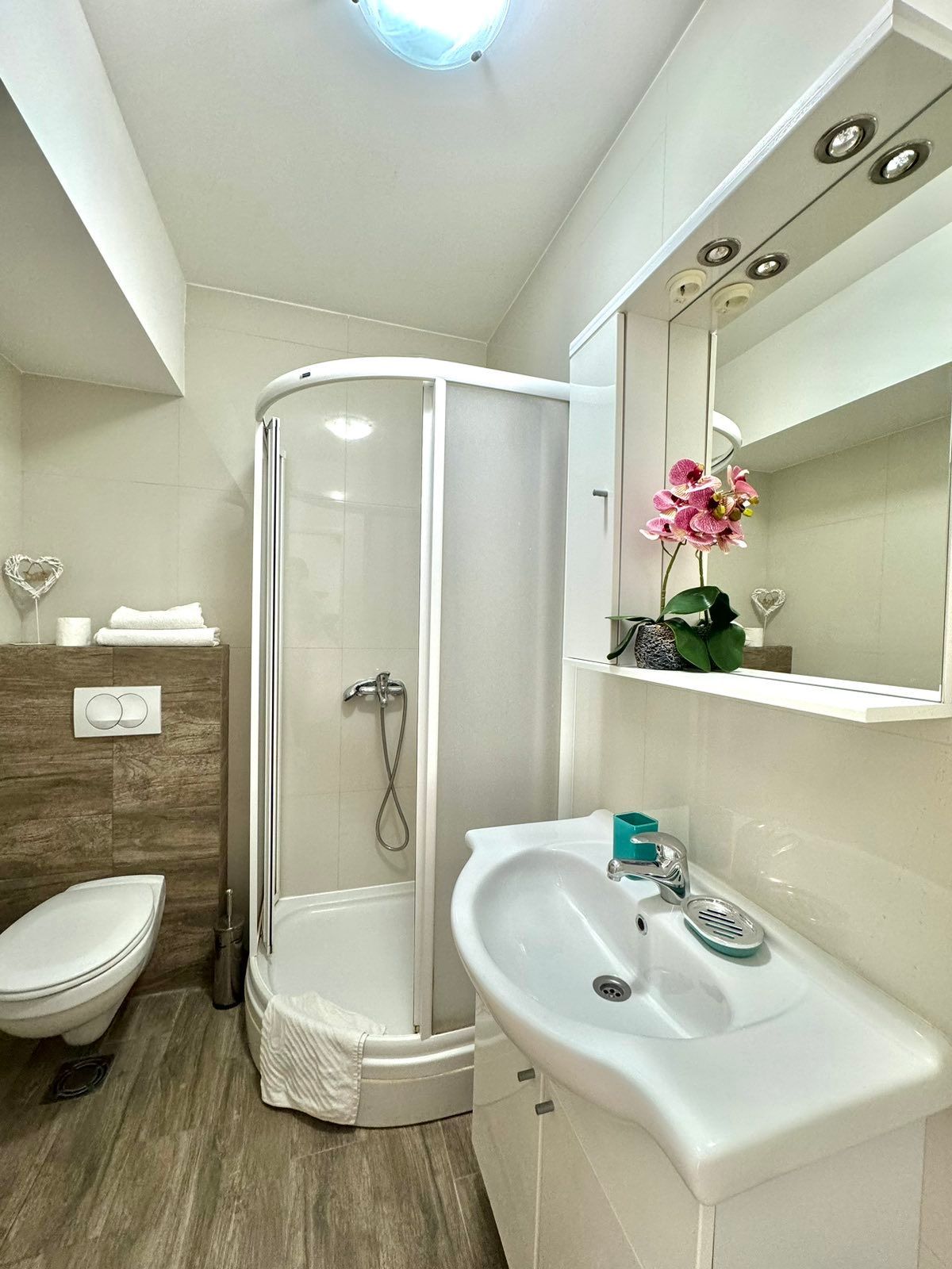amforaproperty.com/Dvosoban dupleks stan 120m2 sa pogledom na more na atraktivnoj lokaciji u Budvi (NA DUZI PERIOD)