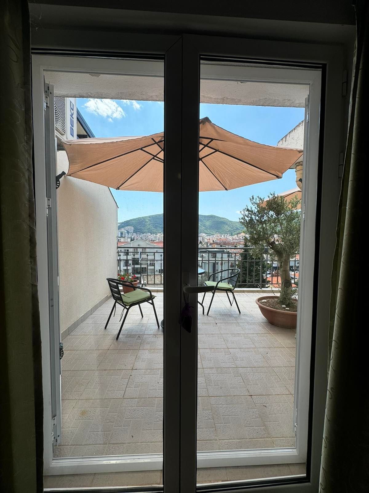 amforaproperty.com/Dvosoban dupleks stan 120m2 sa pogledom na more na atraktivnoj lokaciji u Budvi (NA DUZI PERIOD)