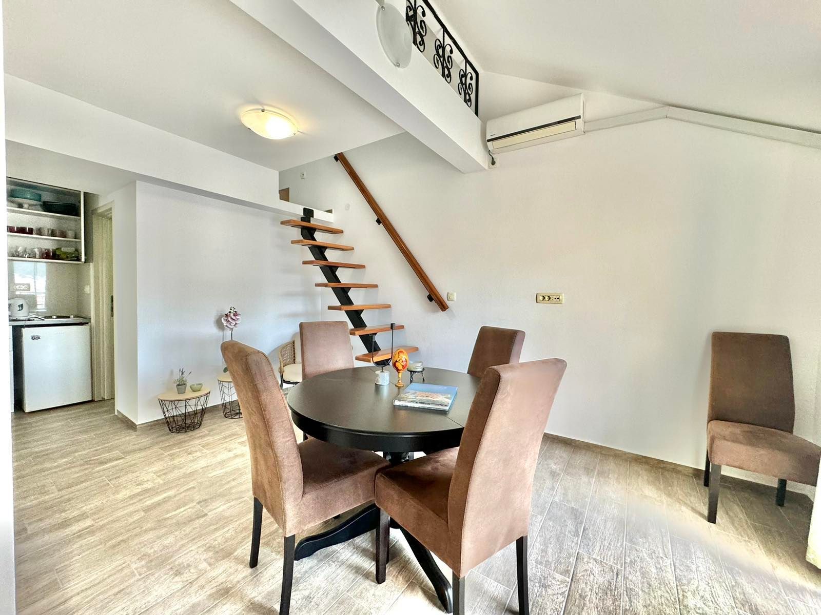 amforaproperty.com/Dvosoban dupleks stan 120m2 sa pogledom na more na atraktivnoj lokaciji u Budvi (NA DUZI PERIOD)