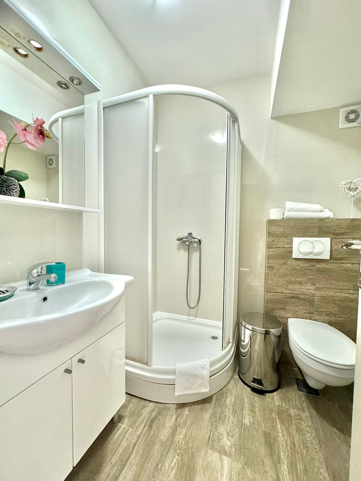 amforaproperty.com/Dvosoban dupleks stan 120m2 sa pogledom na more na atraktivnoj lokaciji u Budvi (NA DUZI PERIOD)