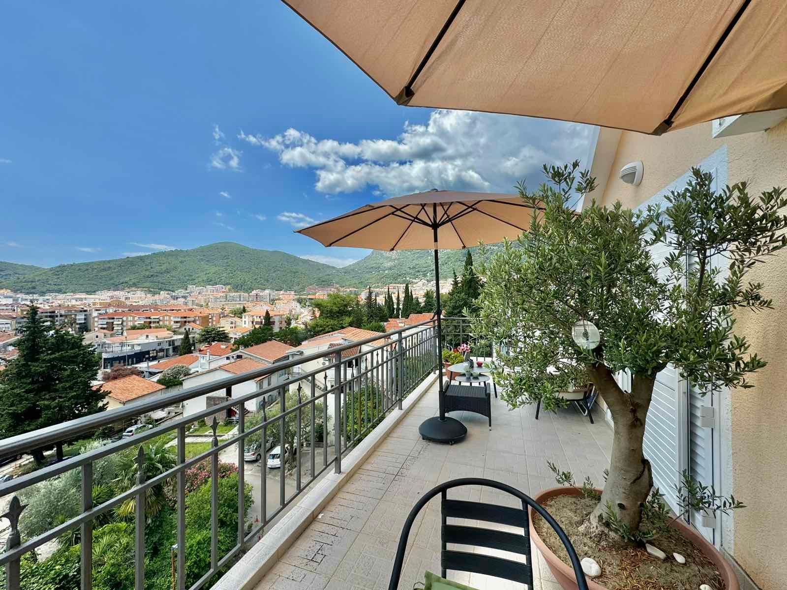 amforaproperty.com/Dvosoban dupleks stan 120m2 sa pogledom na more na atraktivnoj lokaciji u Budvi (NA DUZI PERIOD)