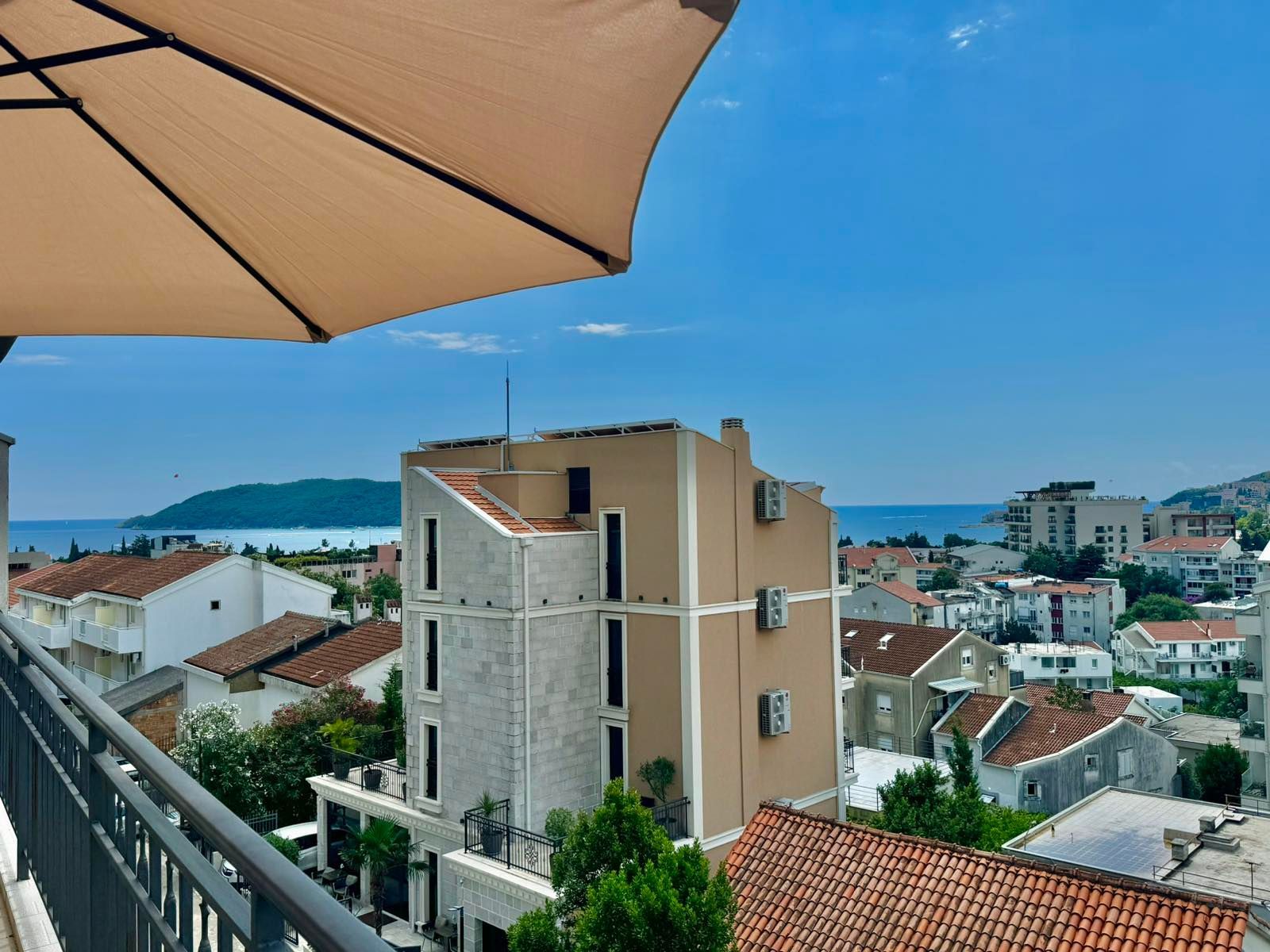 amforaproperty.com/Dvosoban dupleks stan 120m2 sa pogledom na more na atraktivnoj lokaciji u Budvi (NA DUZI PERIOD)