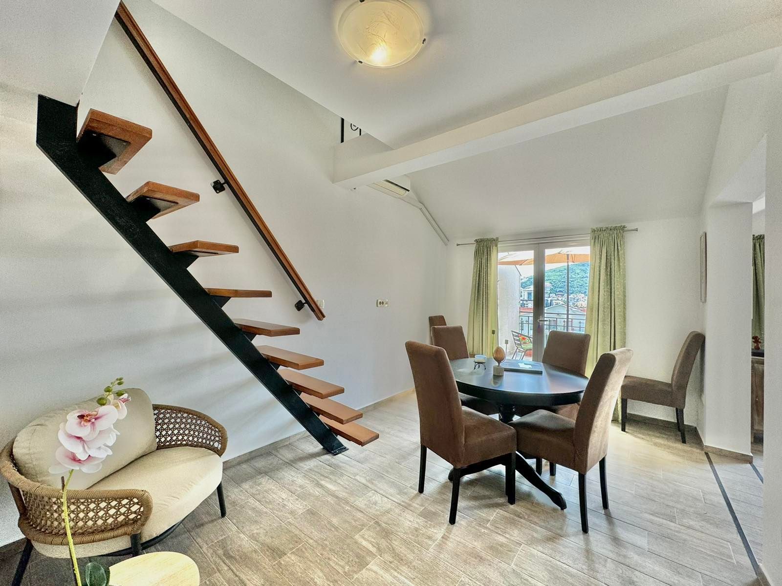 amforaproperty.com/Dvosoban dupleks stan 120m2 sa pogledom na more na atraktivnoj lokaciji u Budvi (NA DUZI PERIOD)
