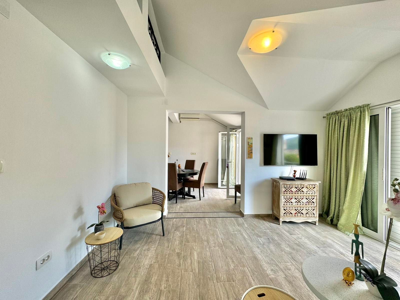 amforaproperty.com/Dvosoban dupleks stan 120m2 sa pogledom na more na atraktivnoj lokaciji u Budvi (NA DUZI PERIOD)