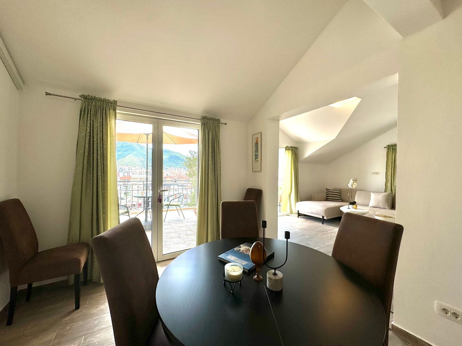 amforaproperty.com/Dvosoban dupleks stan 120m2 sa pogledom na more na atraktivnoj lokaciji u Budvi (NA DUZI PERIOD)