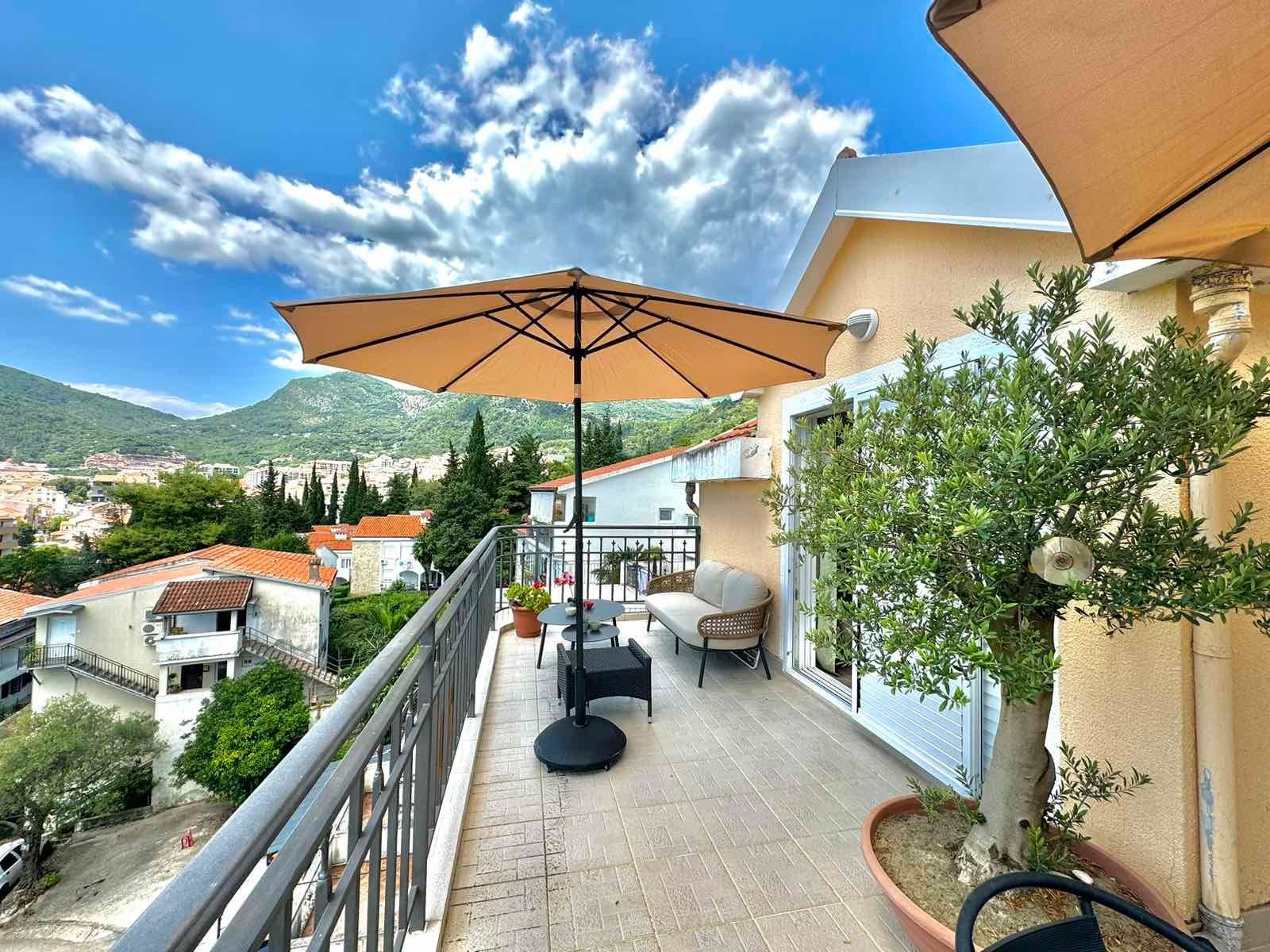 amforaproperty.com/Dvosoban dupleks stan 120m2 sa pogledom na more na atraktivnoj lokaciji u Budvi (NA DUZI PERIOD)