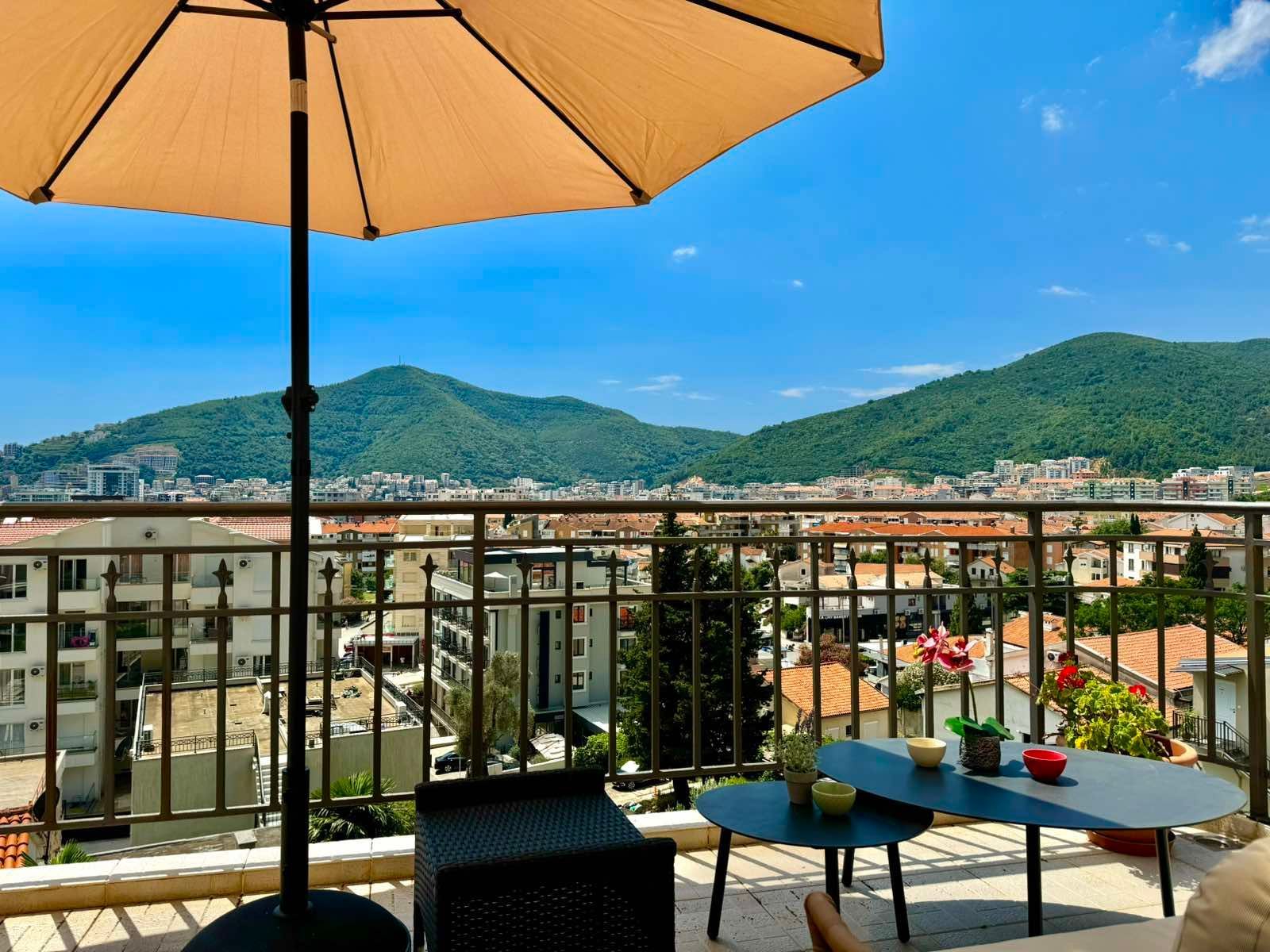 amforaproperty.com/Dvosoban dupleks stan 120m2 sa pogledom na more na atraktivnoj lokaciji u Budvi (NA DUZI PERIOD)