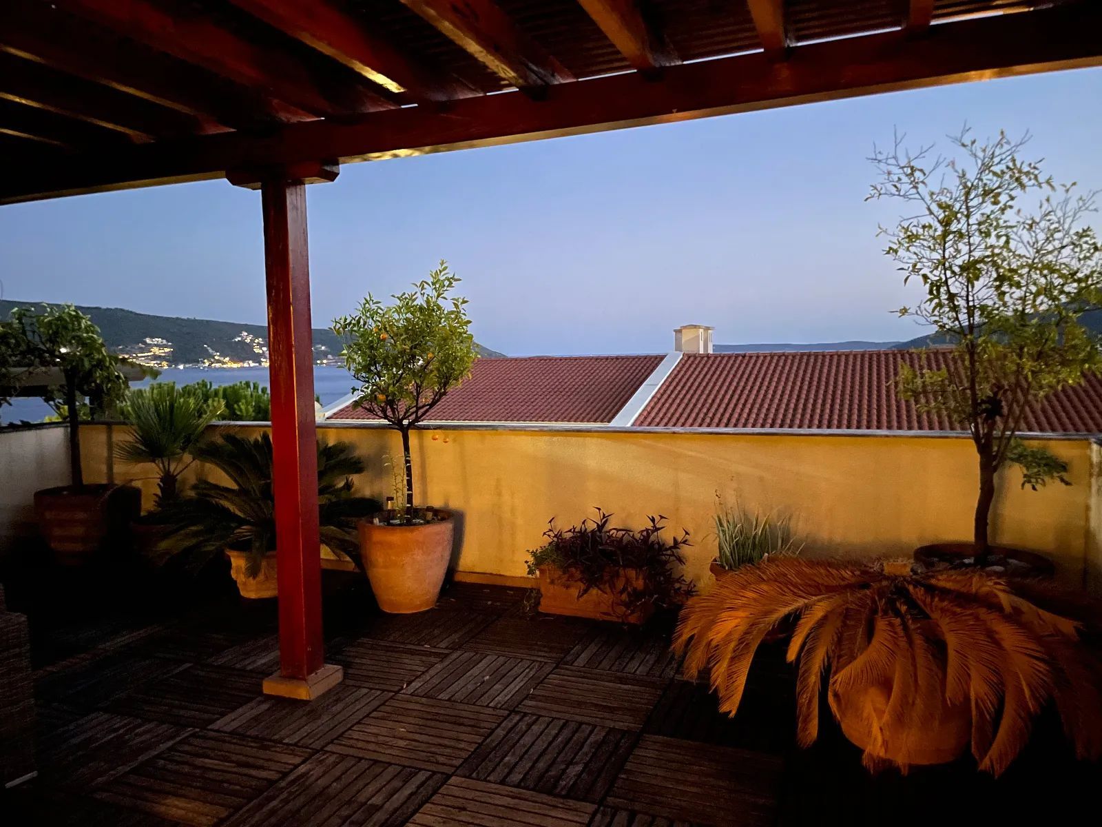 amforaproperty.com/Prostran dupleks 379m² sa garažom, đakuzijem i pogledom na more – Savina, Herceg Novi
