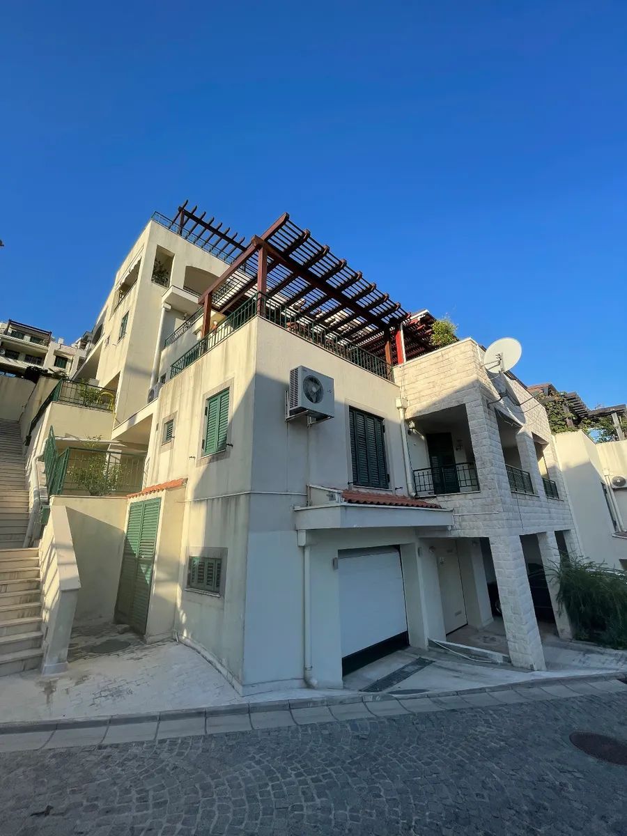 amforaproperty.com/Prostran dupleks 379m² sa garažom, đakuzijem i pogledom na more – Savina, Herceg Novi