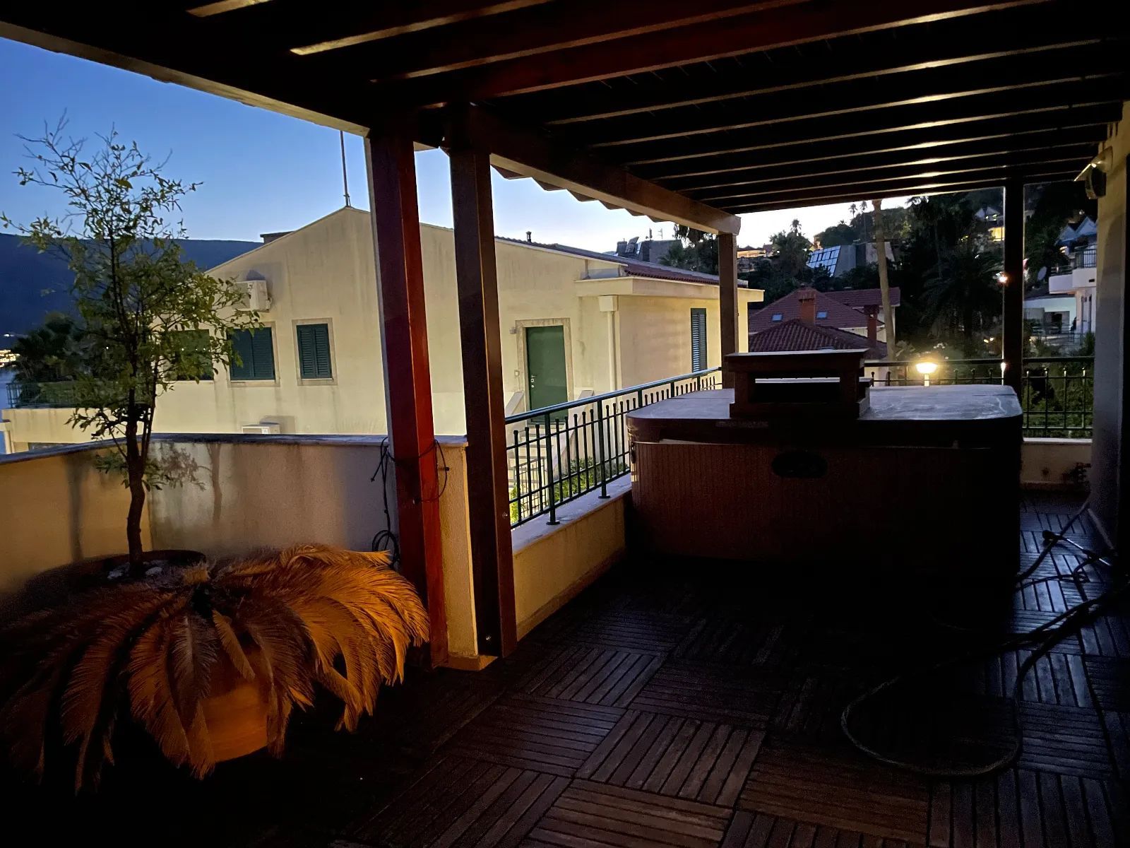 amforaproperty.com/Prostran dupleks 379m² sa garažom, đakuzijem i pogledom na more – Savina, Herceg Novi