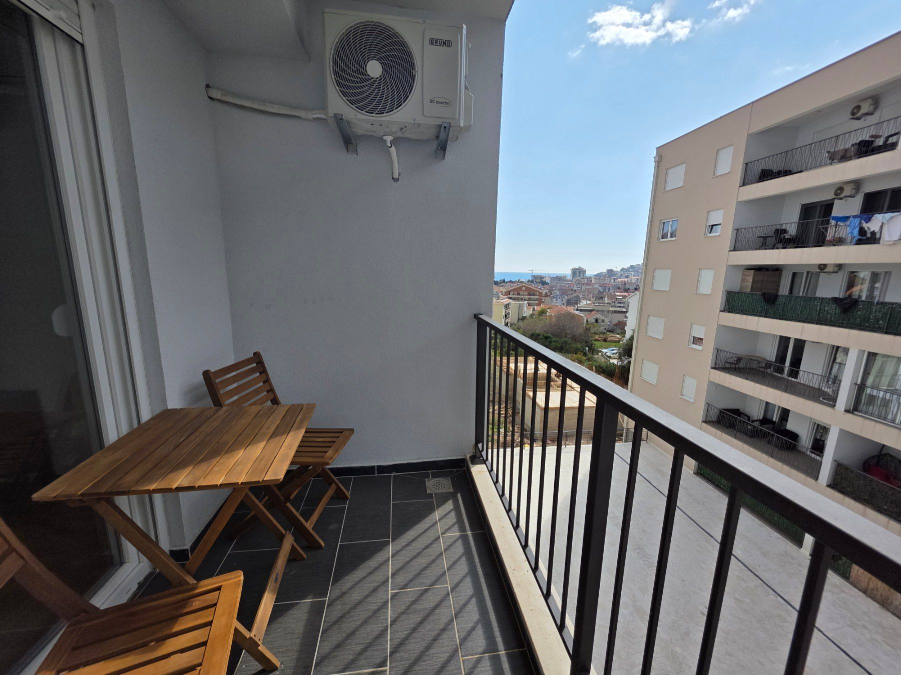 amforaproperty.com/Nov moderno opremljen jednosoban stan sa garaznim mestom ,Lazi - Budva.(NA DUZI PERIOD)