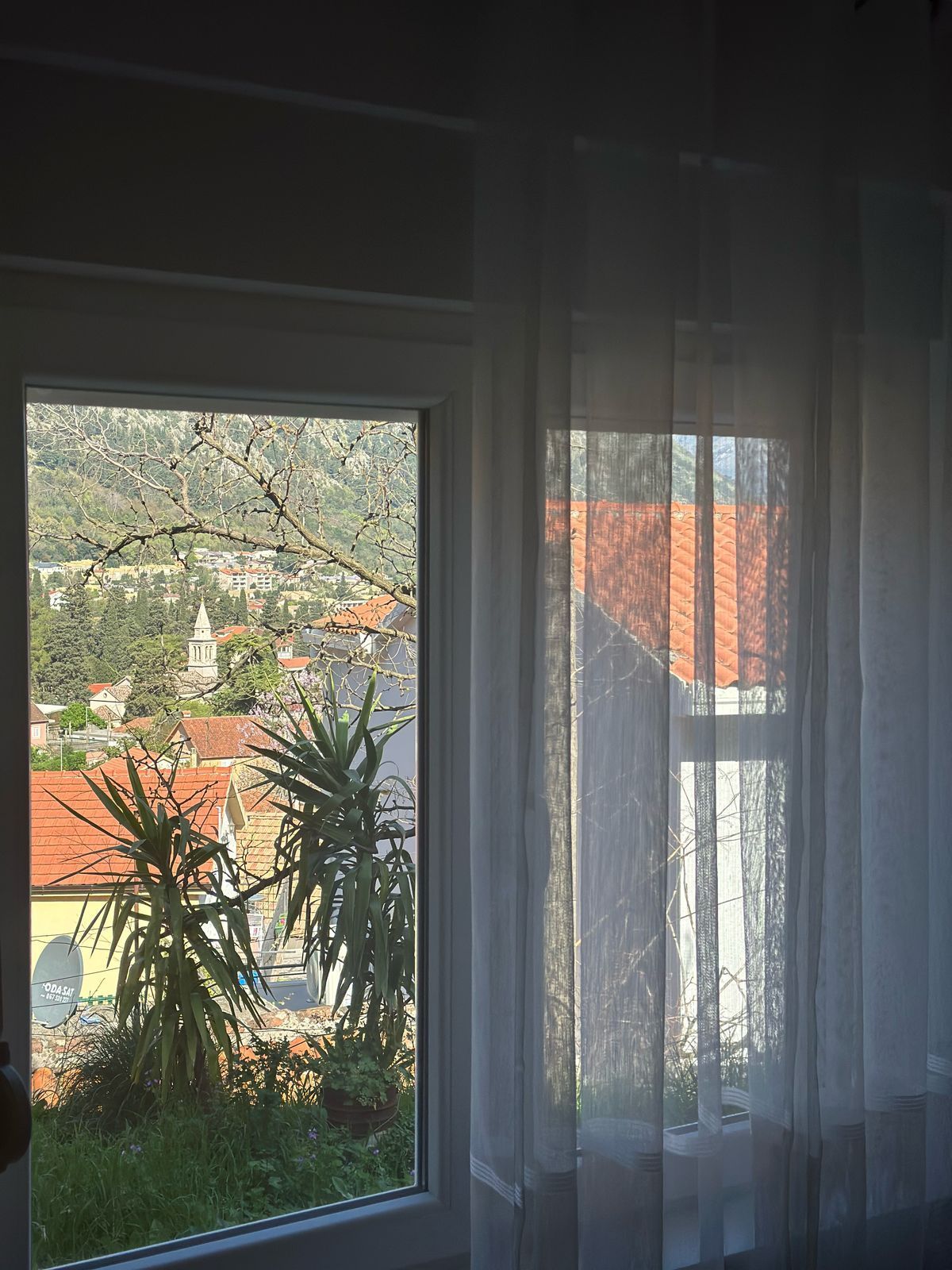 amforaproperty.com/Jednosoban namesten stan sa pogledom na more i parking mestom,Skaljari-Kotor (na duzi period)