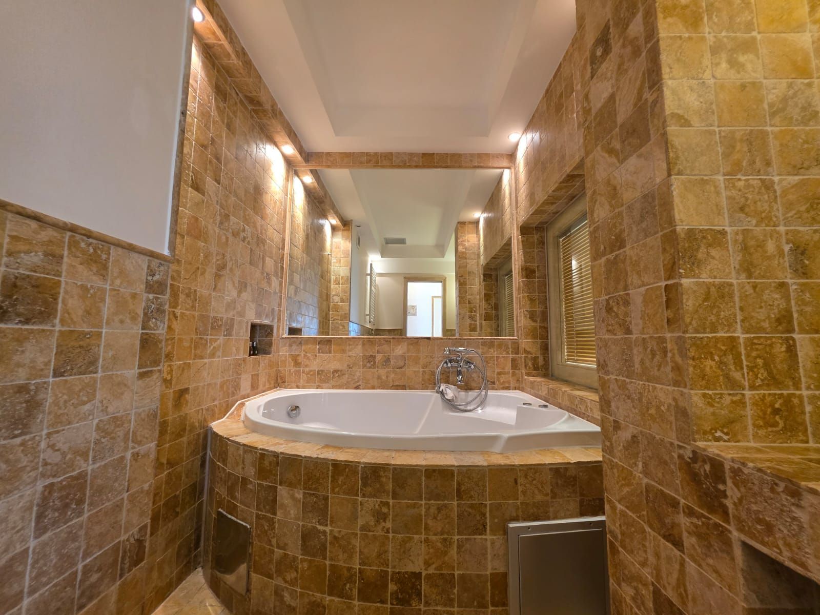 Luksuzni hotel sa spa centrom, restoranom i brojnim sadržajem na prodaju-Sveti Stefan, Crna Gora - Amfora Real Estate