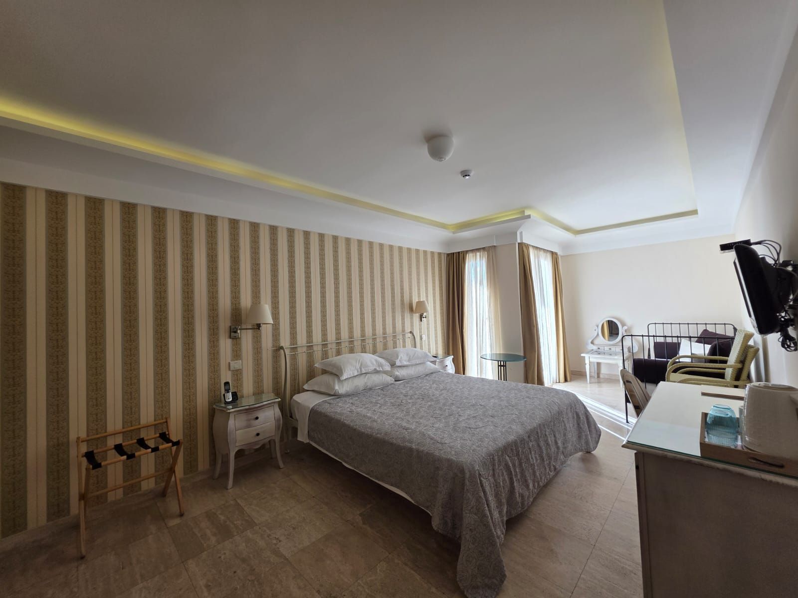 Luksuzni hotel sa spa centrom, restoranom i brojnim sadržajem na prodaju-Sveti Stefan, Crna Gora - Amfora Real Estate