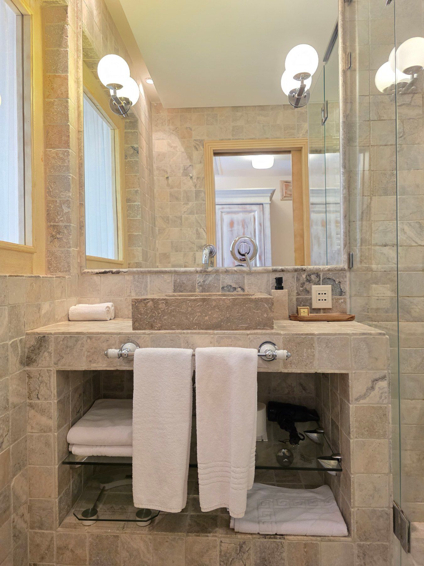 Luksuzni hotel sa spa centrom, restoranom i brojnim sadržajem na prodaju-Sveti Stefan, Crna Gora - Amfora Real Estate