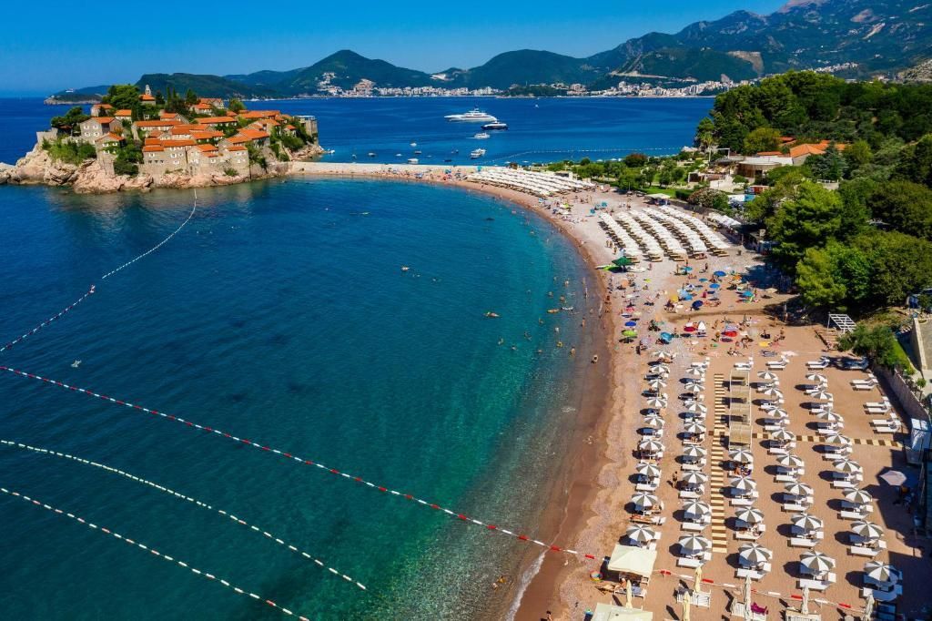 amforaproperty.com/Luksuzni hotel sa spa centrom, restoranom i brojnim sadržajem na prodaju-Sveti Stefan, Crna Gora