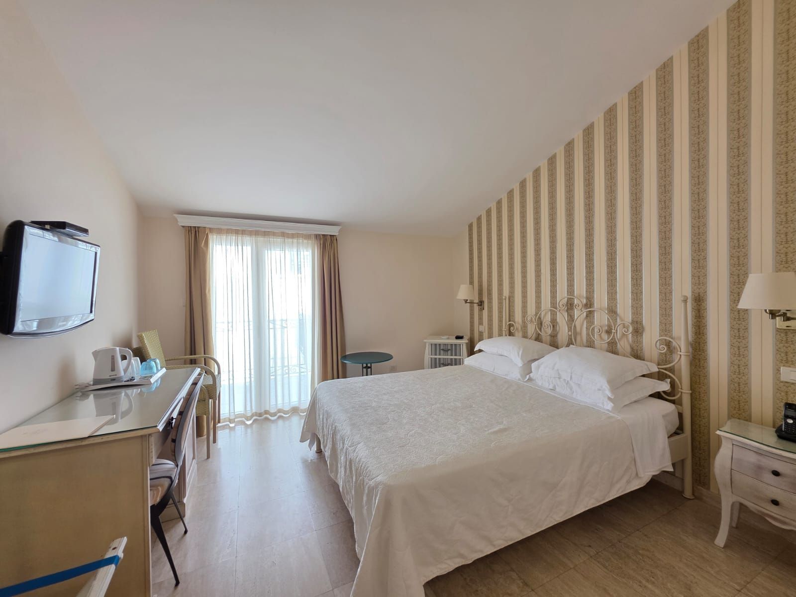Luksuzni hotel sa spa centrom, restoranom i brojnim sadržajem na prodaju-Sveti Stefan, Crna Gora - Amfora Real Estate