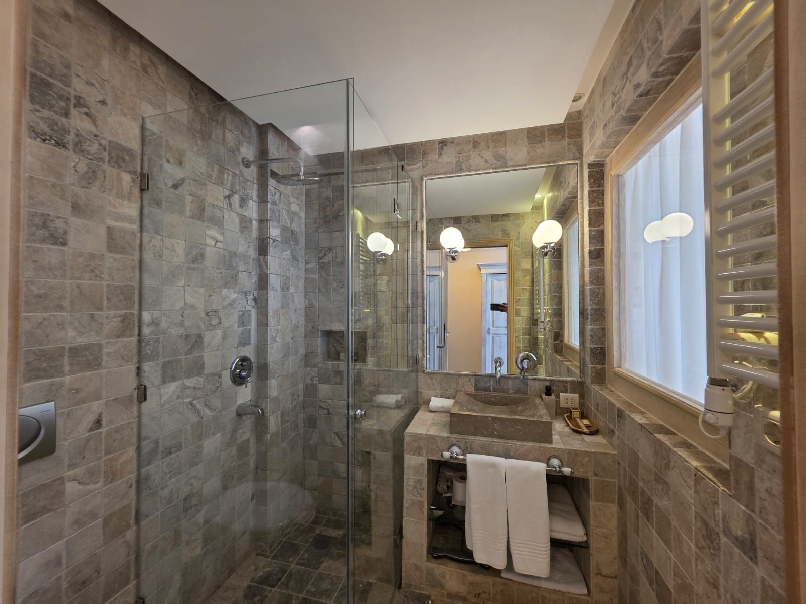 Luksuzni hotel sa spa centrom, restoranom i brojnim sadržajem na prodaju-Sveti Stefan, Crna Gora - Amfora Real Estate