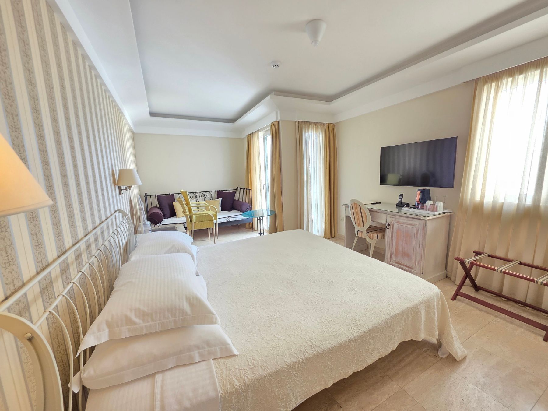 Luksuzni hotel sa spa centrom, restoranom i brojnim sadržajem na prodaju-Sveti Stefan, Crna Gora - Amfora Real Estate