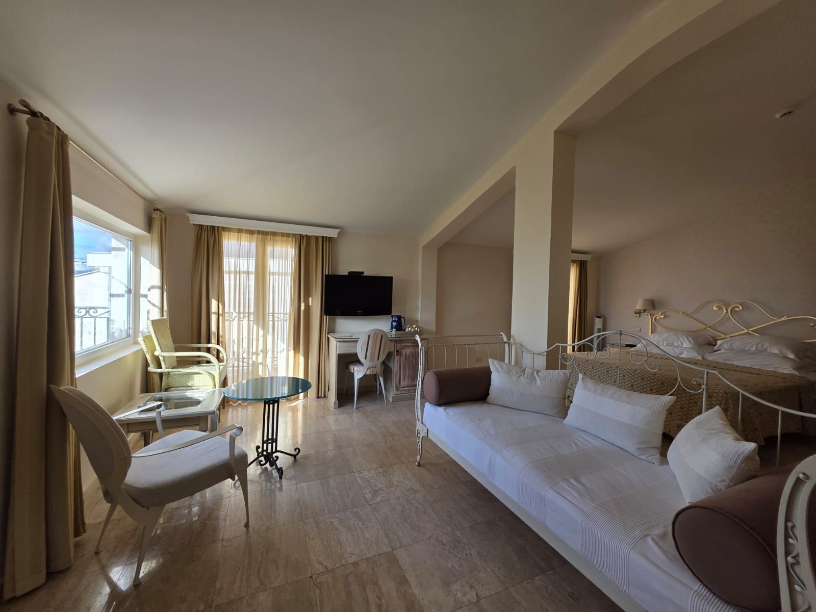 Luksuzni hotel sa spa centrom, restoranom i brojnim sadržajem na prodaju-Sveti Stefan, Crna Gora - Amfora Real Estate