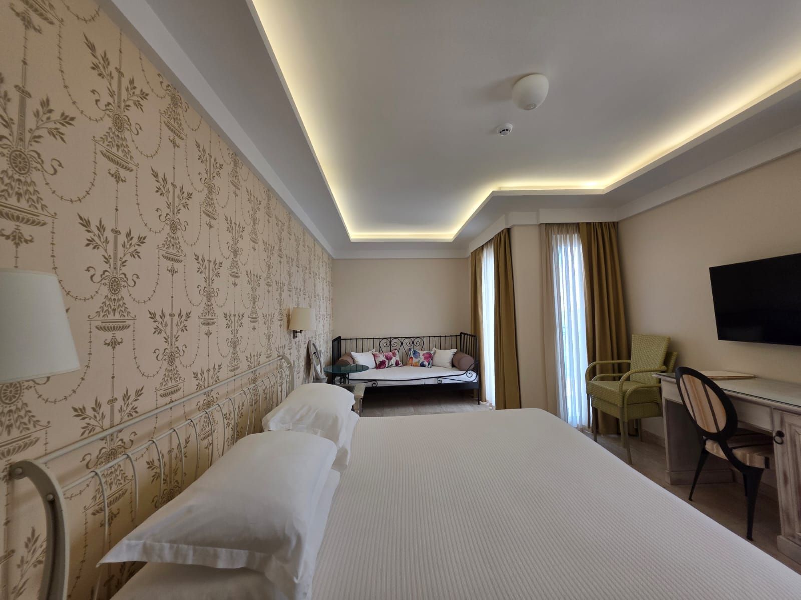 Luksuzni hotel sa spa centrom, restoranom i brojnim sadržajem na prodaju-Sveti Stefan, Crna Gora - Amfora Real Estate