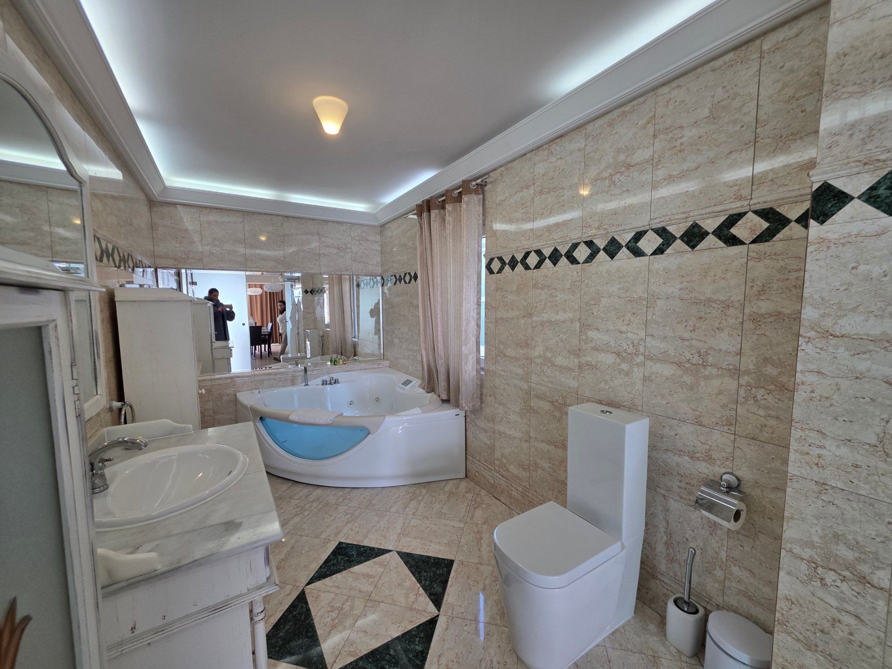 Luksuzni hotel sa spa centrom, restoranom i brojnim sadržajem na prodaju-Sveti Stefan, Crna Gora - Amfora Real Estate