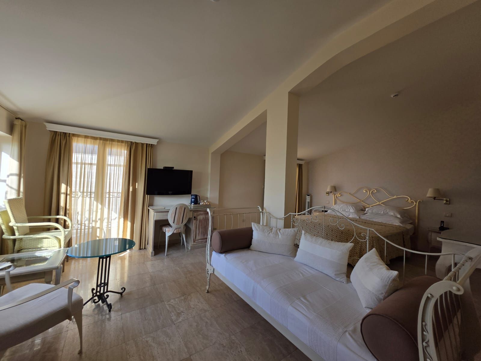 Luksuzni hotel sa spa centrom, restoranom i brojnim sadržajem na prodaju-Sveti Stefan, Crna Gora - Amfora Real Estate