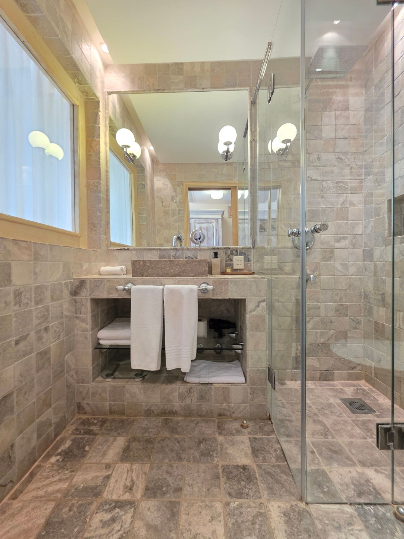 Luksuzni hotel sa spa centrom, restoranom i brojnim sadržajem na prodaju-Sveti Stefan, Crna Gora - Amfora Real Estate