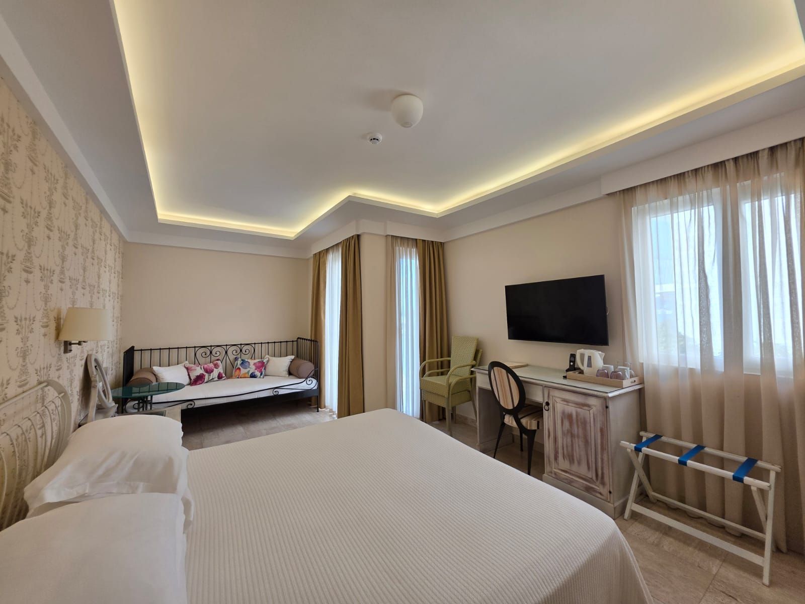 Luksuzni hotel sa spa centrom, restoranom i brojnim sadržajem na prodaju-Sveti Stefan, Crna Gora - Amfora Real Estate